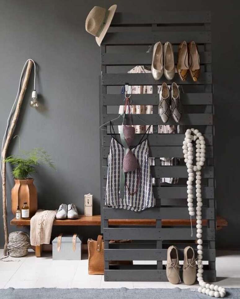 52. A estrutura do pallet pintada de cinza serve de suporte para roupas, sapatos e acess&oacute;rios. Fonte: Pinterest