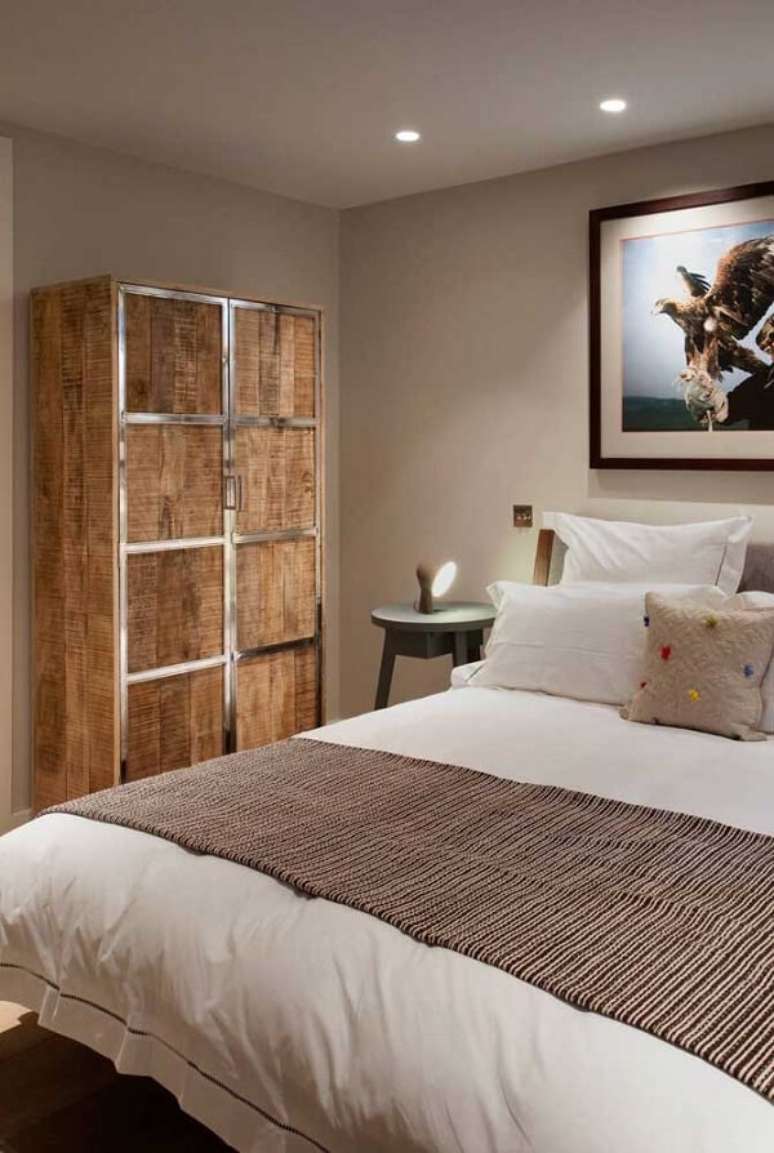 49. O guarda roupa de pallet casal com acabamento met&aacute;lico traz um charme especial para o quarto. Fonte: Pinterest