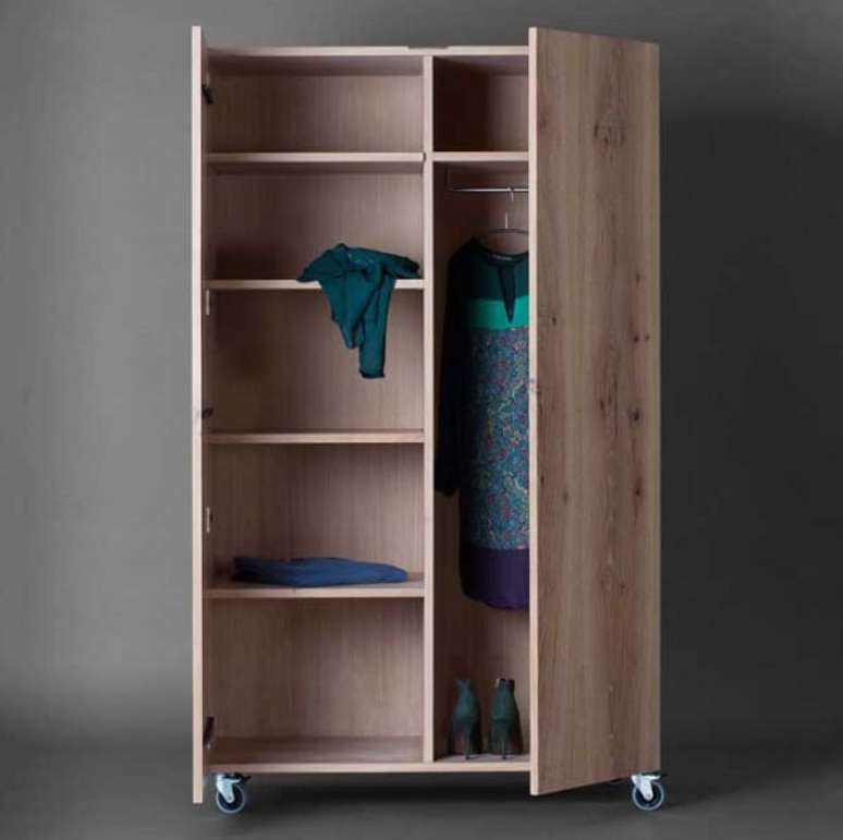 63. Guarda roupa de pallet com porta e rodinhas que facilitam sua movimenta&ccedil;&atilde;o. Fonte: Pinterest