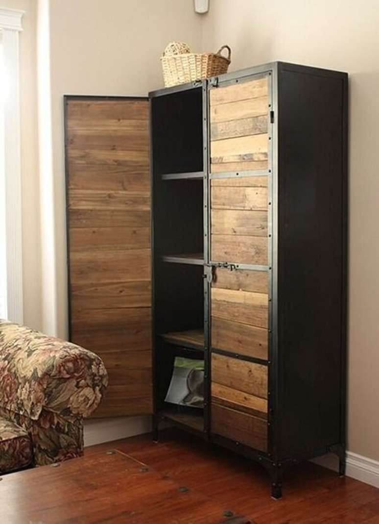 54. O guarda roupa de pallets com acabamento preto se harmoniza com estilo industrial. Fonte: Pinterest