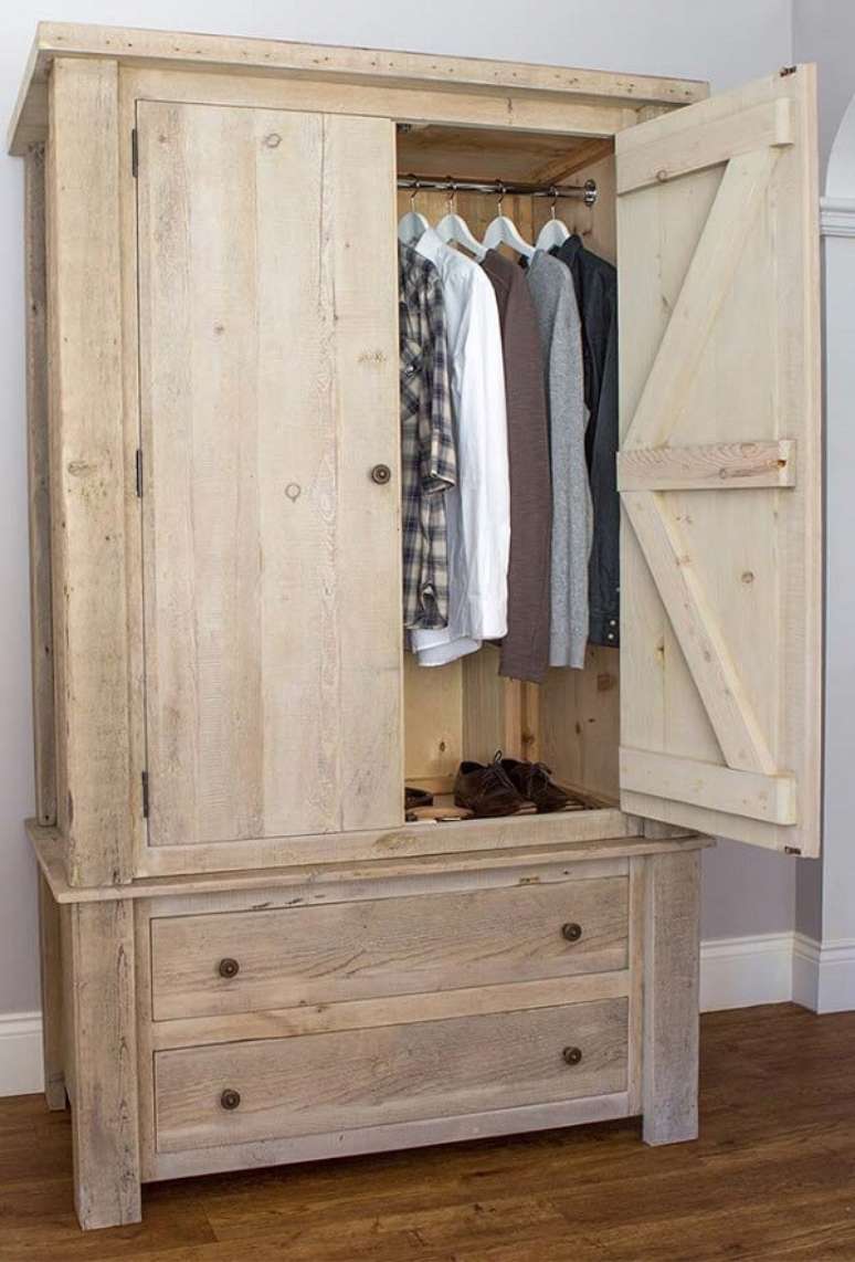 53. O guarda roupa de pallet decora o quarto masculino. Fonte: Pinterest