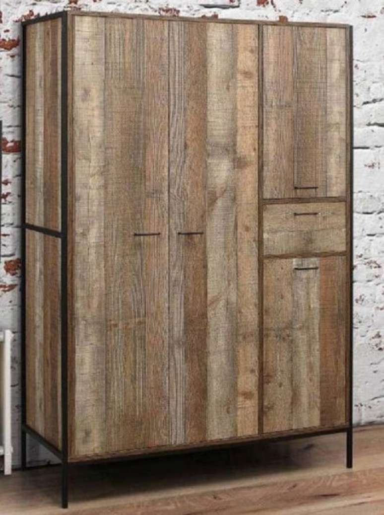 30. Guarda roupa feito de pallet com p&eacute;s de metal. Fonte: Pinterest
