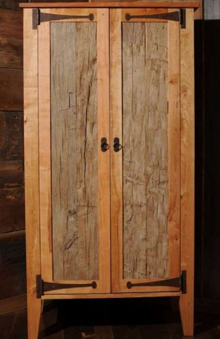 29. Guarda roupa feito de pallet com duas portas. Fonte: Pinterest