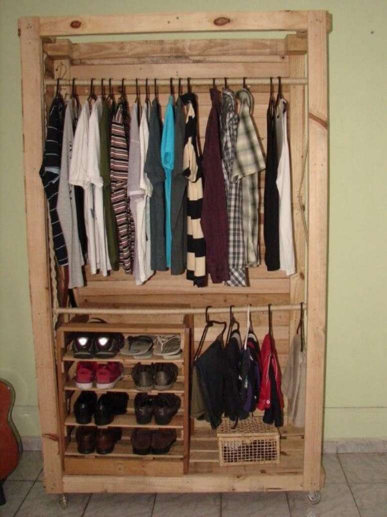 27. Guarda roupa de pallet pequeno com divis&oacute;ria para sapatos. Fonte: Pinterest