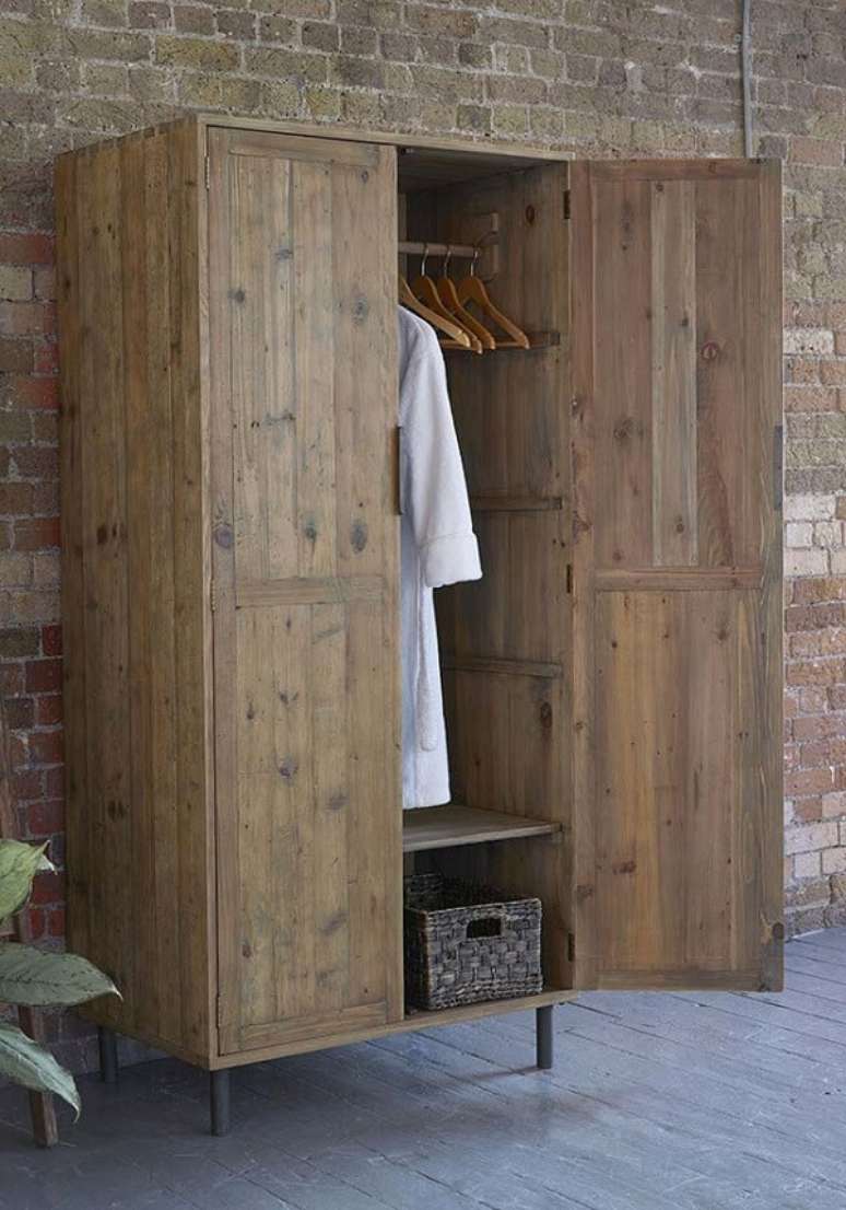 51. Guarda roupas de pallet com portas e cabideiros. Fonte: Pinterest