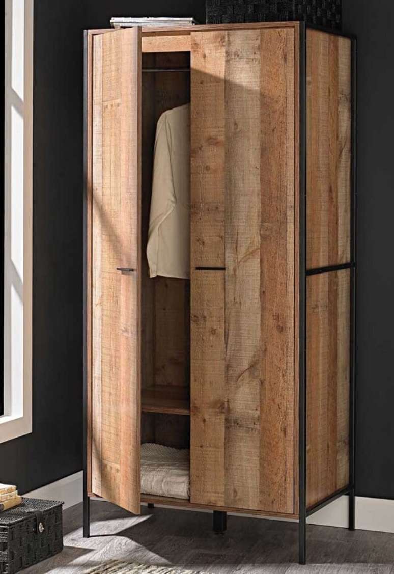 12. Guarda roupa de pallet simples com acabamento met&aacute;lico preto. Fonte: Pinterest