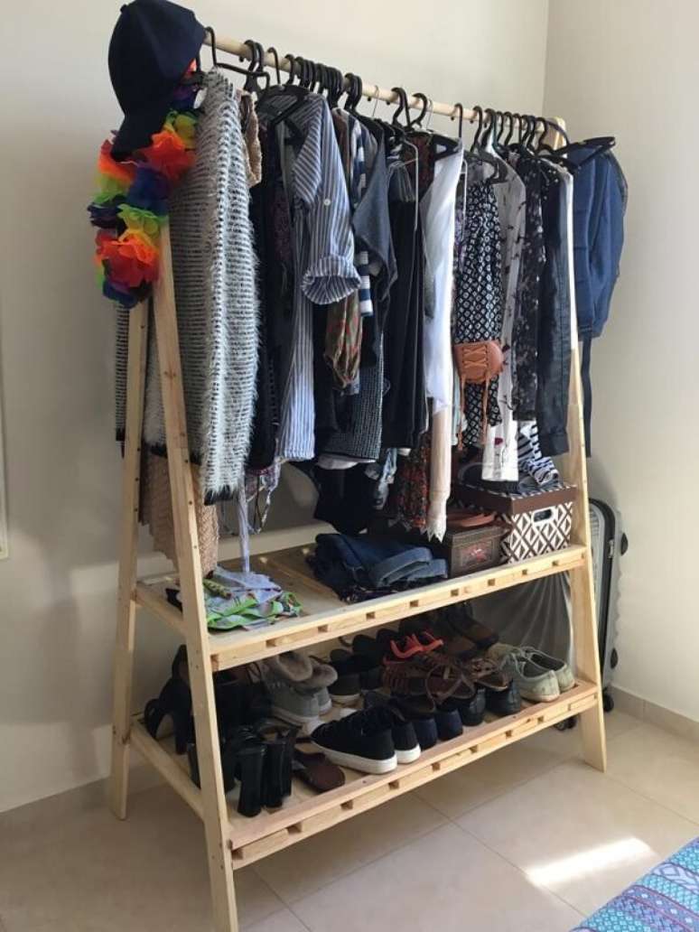 28. Guarda roupa de pallet aberto com cabideiros e caixas organizadoras. Fonte: Pinterest