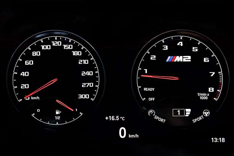 O quadro de instrumentos tem mostradores vermelhos, com indicador de óleo centralizado e letreiro M2. 