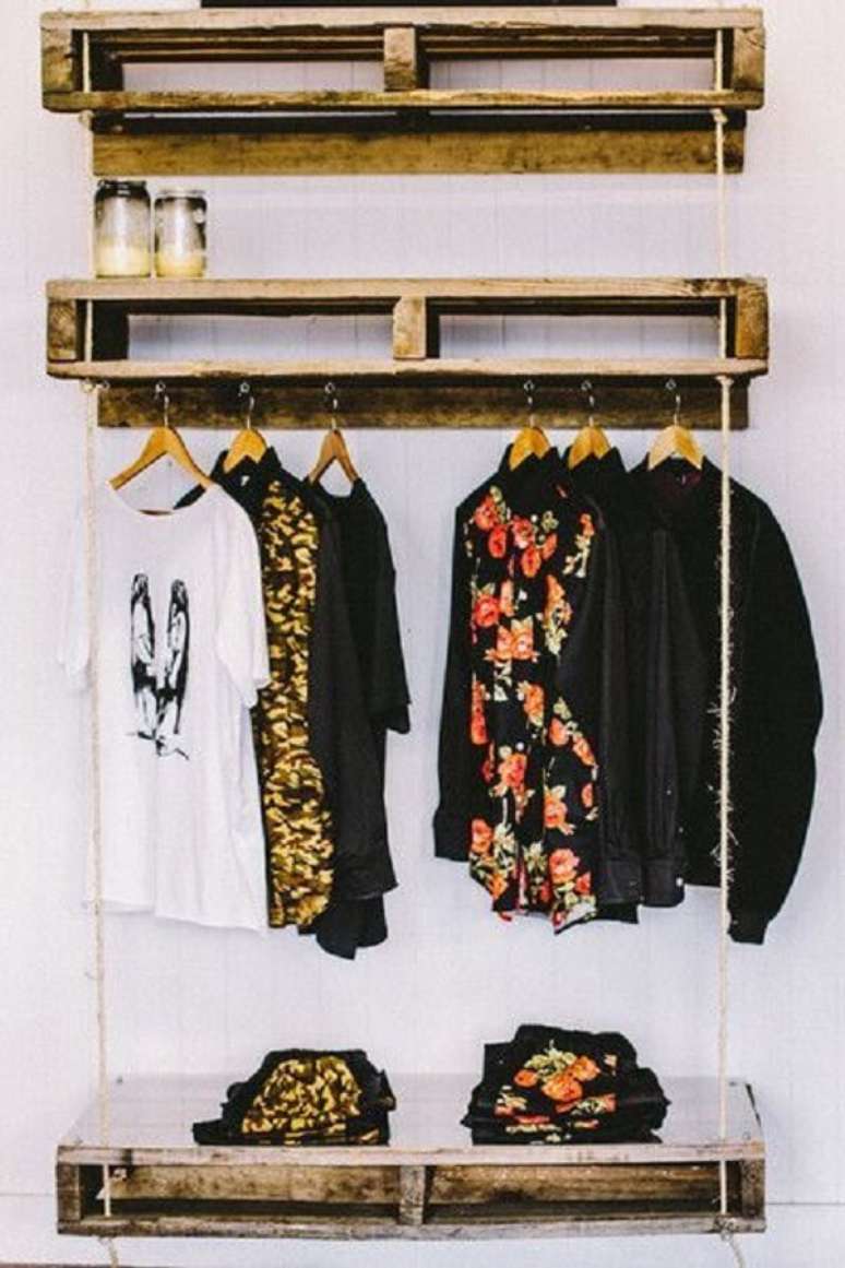 9. Modelo de guarda roupa de pallets para voc&ecirc; copiar e fazer igual. Fonte: Pinterest