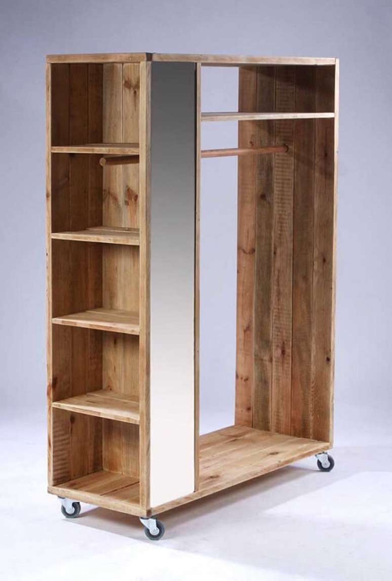 60. Modelo de guarda roupa de pallet com nichos laterais. Fonte: Pinterest
