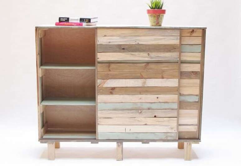 6. Modelo de guarda roupa de pallet com porta de correr. Fonte: Pinterest