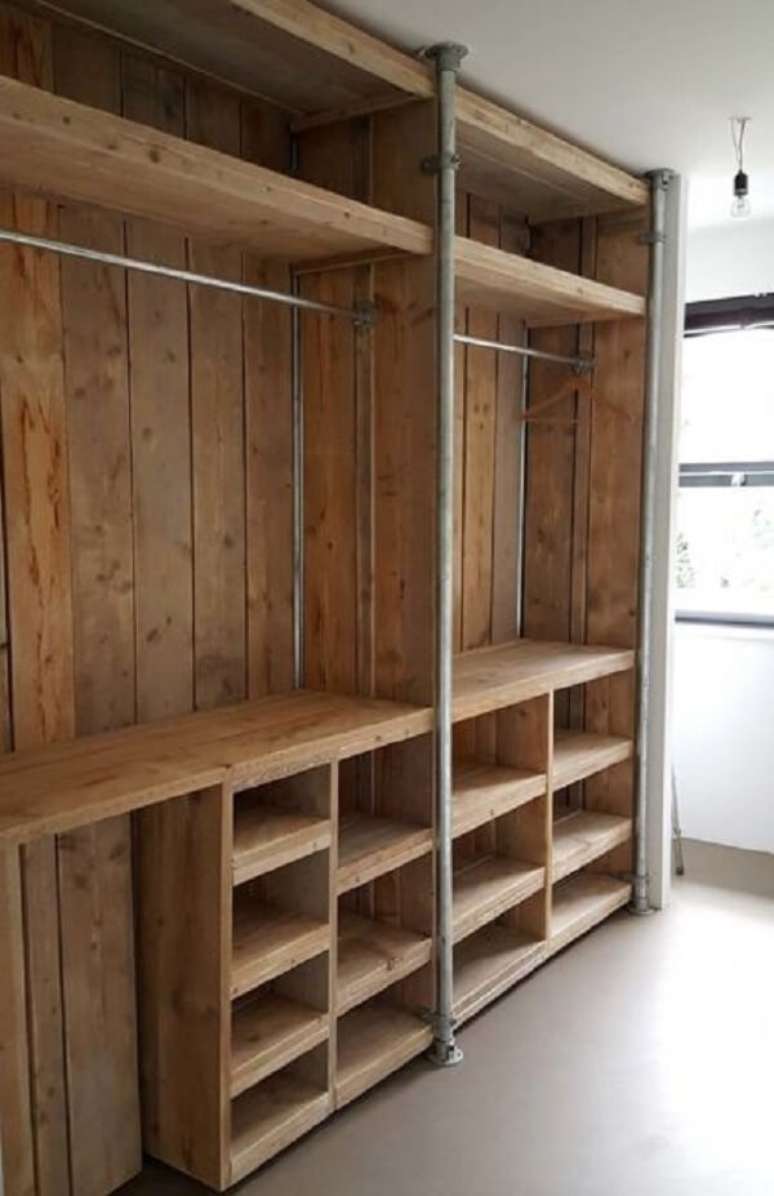 26. Modelo grande de guarda roupa feito de pallet acomoda v&aacute;rias roupas e acess&oacute;rios. Fonte: Pinterest
