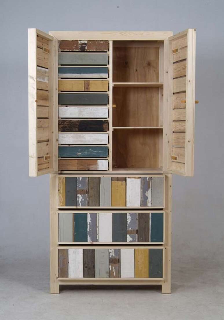 15. Modelo lindo de guarda roupa de pallet com portas e gavetas. Fonte: Pinterest