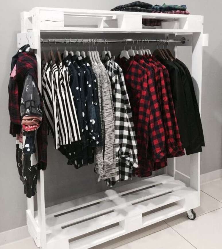 24. O guarda roupa de pallet simples com rodinhas facilita sua movimenta&ccedil;&atilde;o pelo ambiente. Fonte: Pinterest