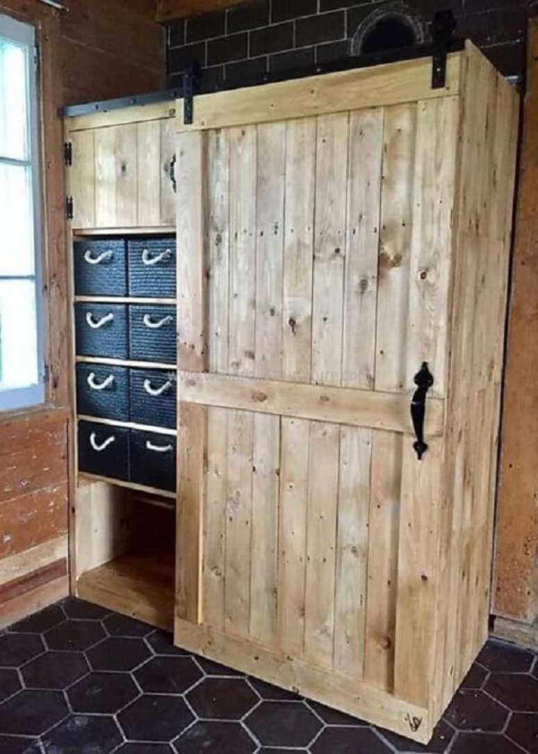 5. O guarda roupa de pallet com porta de correr &eacute; ideal para quartos pequenos. Fonte: Pinterest