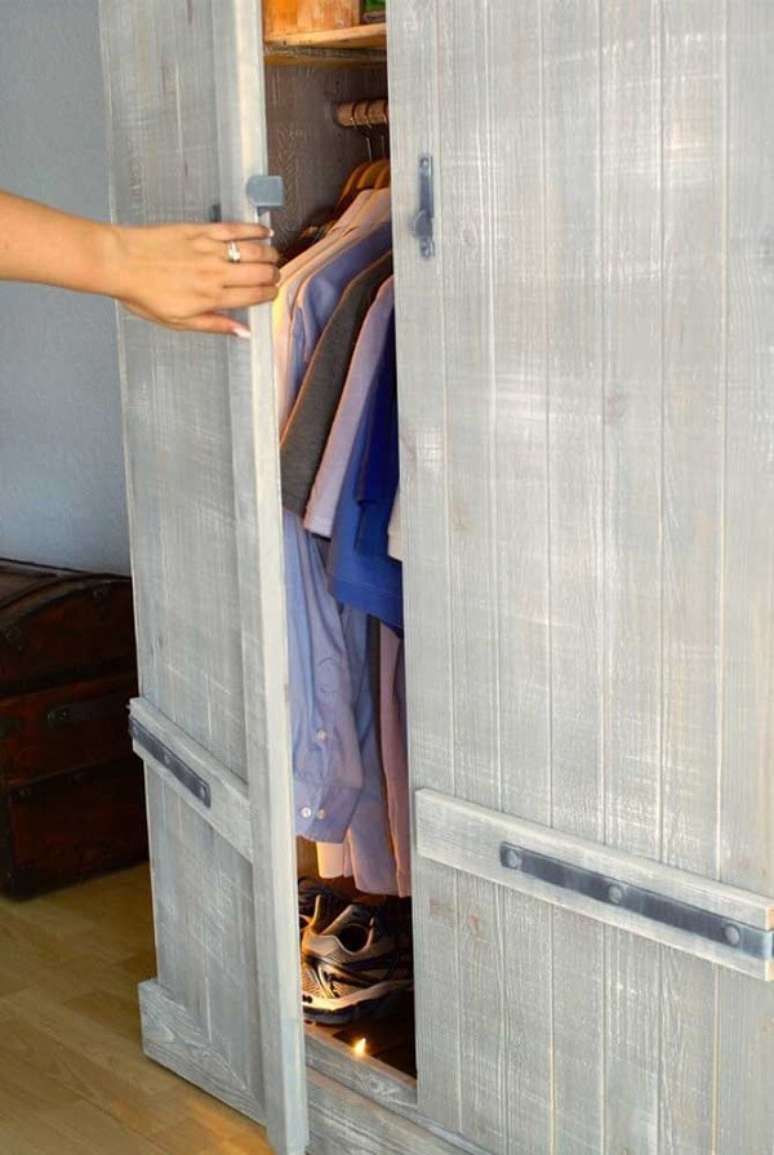 59. O guarda roupa de pallet auxilia na organiza&ccedil;&atilde;o do quarto. Fonte: Pinterest