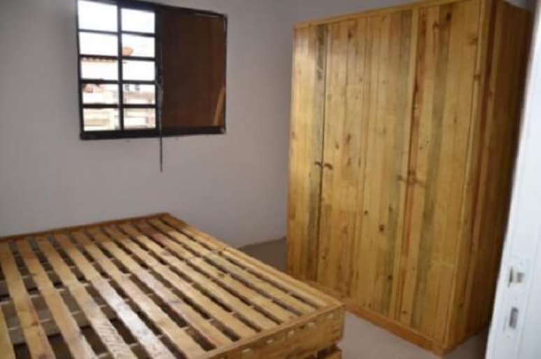 56. O guarda roupa de pallet complementa a decora&ccedil;&atilde;o do dormit&oacute;rio. Fonte: Pinterest