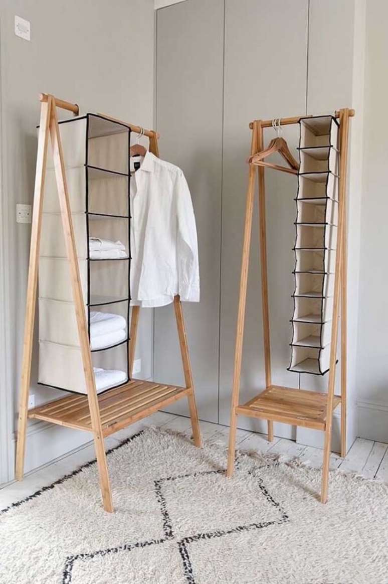 25. Organizadores de TNT foram fixados na estrutura do guarda roupa de pallet. Fonte: Pinterest