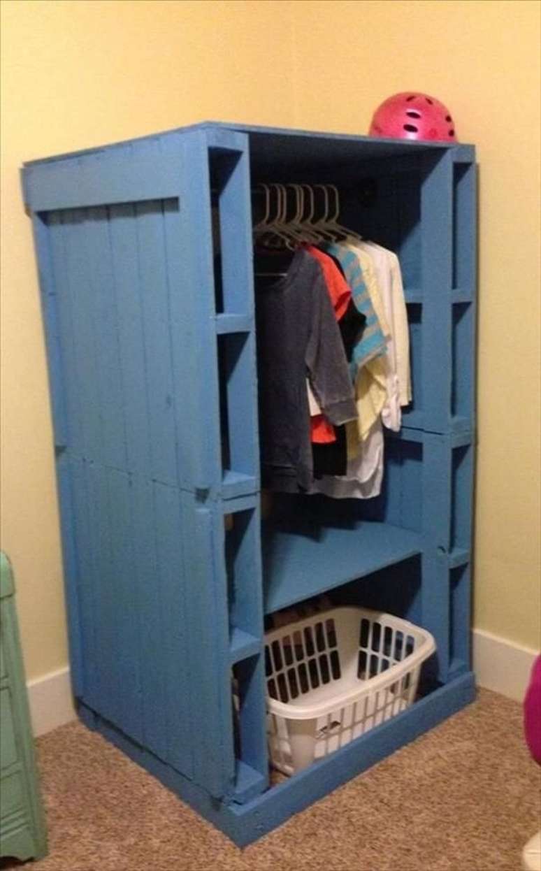 21. Guarda roupa feito de pallet com acabamento em azul para quarto infantil. Fonte: Pinterest