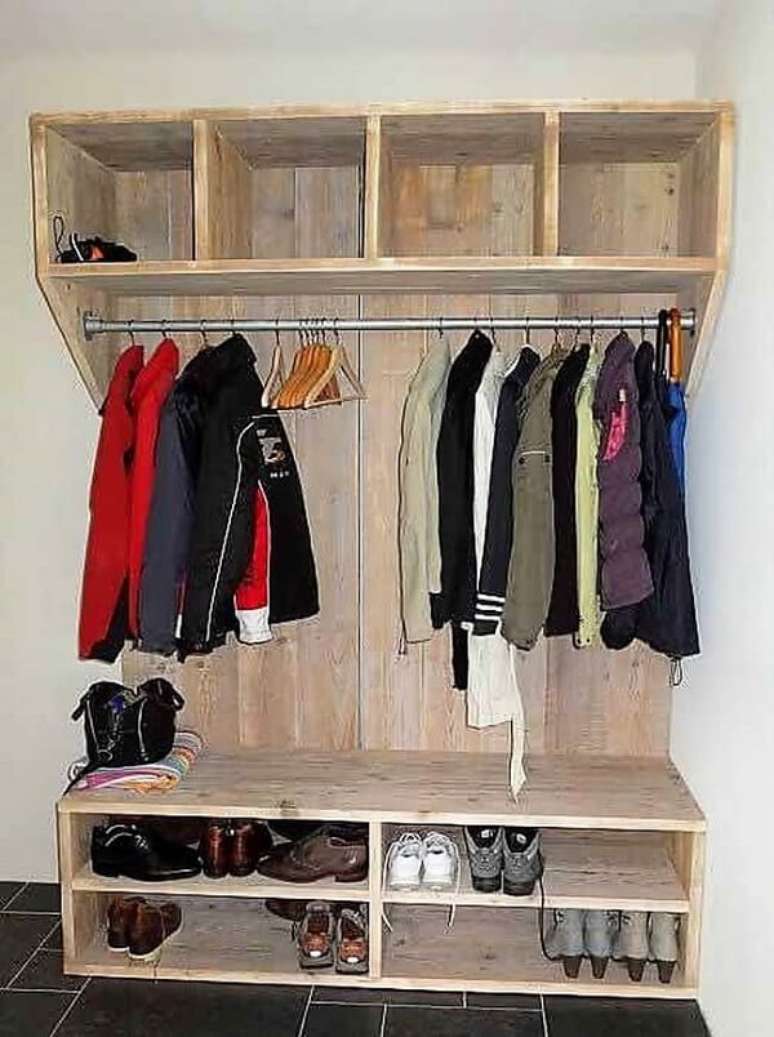 19. Modelo de guarda roupa de pallet com nichos superiores. Fonte: Pinterest