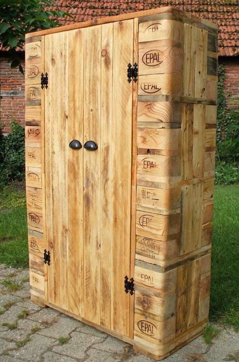 22. Modelo de guarda roupa de pallet robusto sem acabamento. Fonte: Pinterest