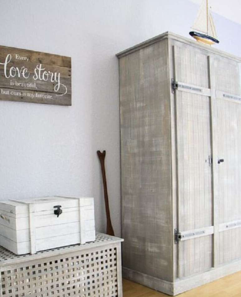 17. O guarda roupa de casal complementa a decora&ccedil;&atilde;o do dormit&oacute;rio. Fonte Pinterest