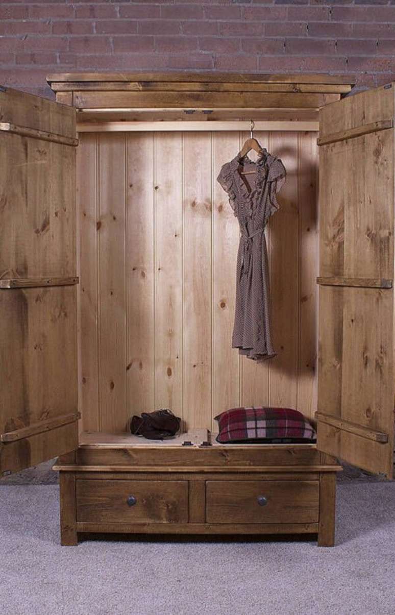 18. Use dobradi&ccedil;as resistentes no seu guarda roupa de pallet. Fonte: Pinterest