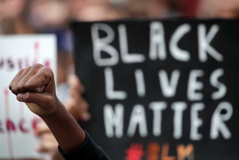 Manifestantes erguem cartazes em apoio a protestos em Nantes contra brutalidade policial 
08/06/2020
REUTERS/Stephane Mahe