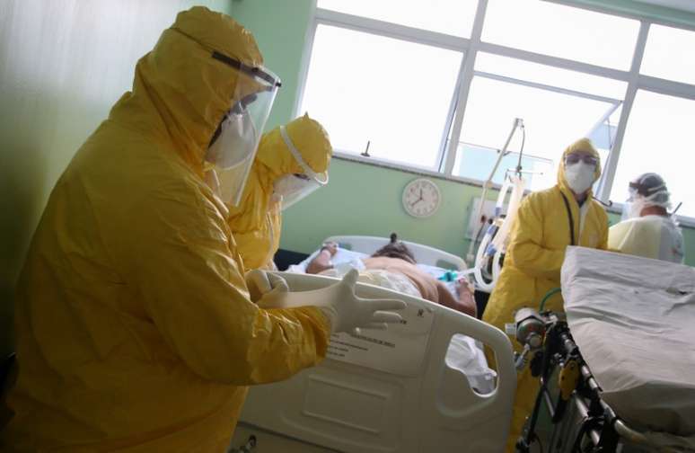 Enfermeiras preparam transferência do paciente em hospital de Santo André (SP)
12/05/2020
REUTERS/Rahel Patrasso