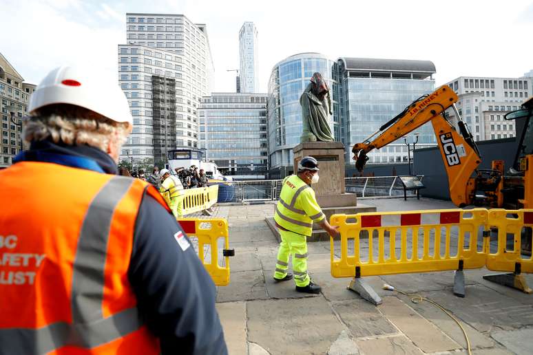 Funcion&aacute;rios removem estatua de Robert Milligan em pra&ccedil;a de Londres
09/06/2020
REUTERS/John Sibley