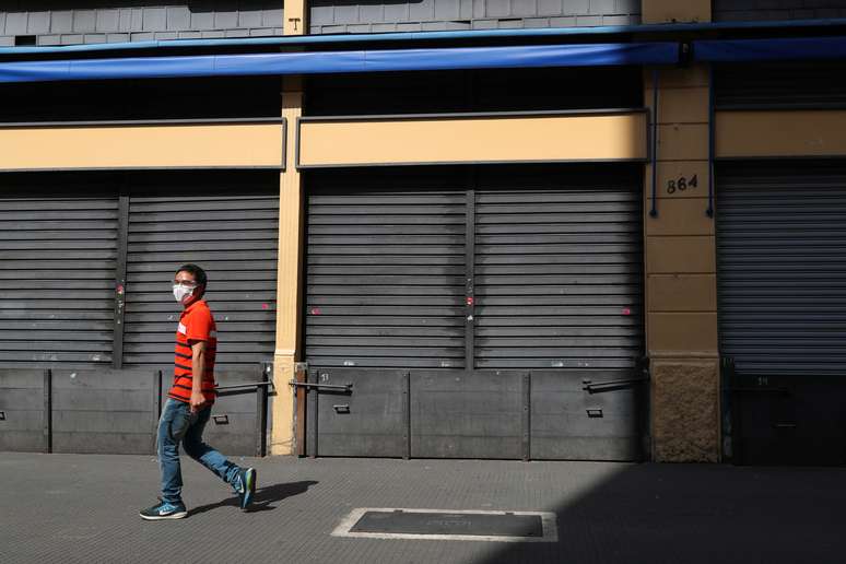 Homem passa por comércio fechado no centro de São Paulo (SP) em meio à pandemia de coronavírus 
20/03/2020
REUTERS/Amanda Perobelli