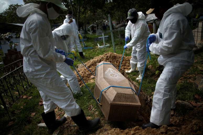Enterro de vítima da Covid-19 em cemitério de Breves, no Pará
07/06/2020
REUTERS/Ueslei Marcelino