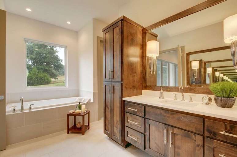 13. Decora&ccedil;&atilde;o com arm&aacute;rio de banheiro r&uacute;stico e banheira &ndash; Foto: Pinterest