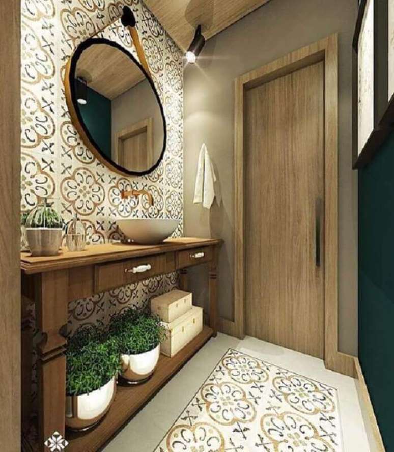 15. Azulejo estampado para decoração de banheiro rústico com espelho redondo adnet – Foto: Conexão Décor