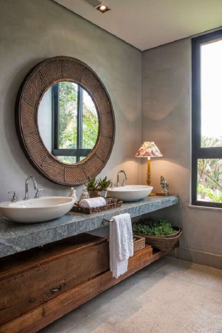 16. Modelo de espelho rústico para banheiro com parede de cimento queimado – Foto: Pinterest