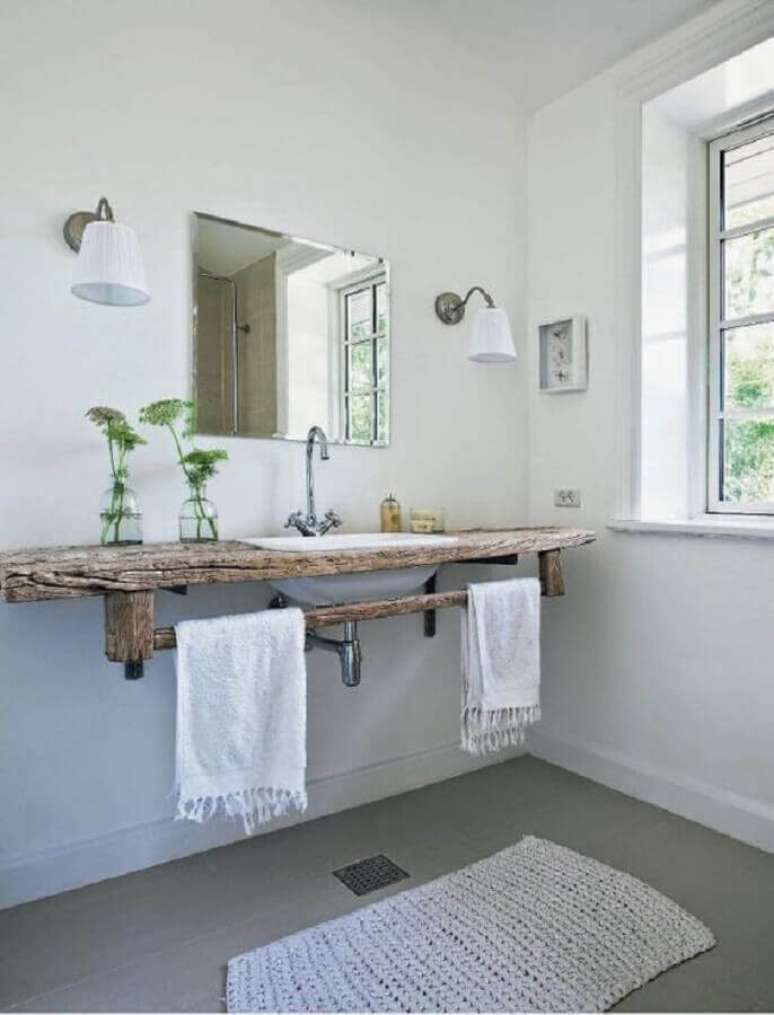 17. Modelo de balcão de banheiro rústico e simples com suporte para toalhas – Foto: Pinterest