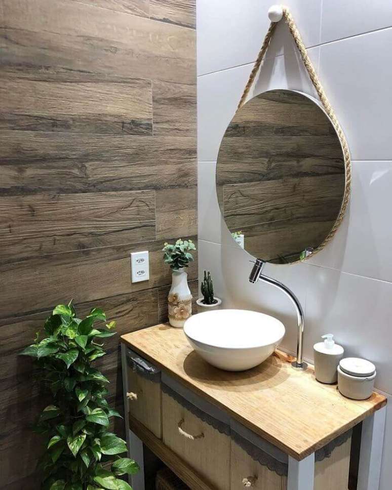 20. Use cores claras na decora&ccedil;&atilde;o de banheiro pequeno r&uacute;stico &ndash; Foto: Lidy Almeida