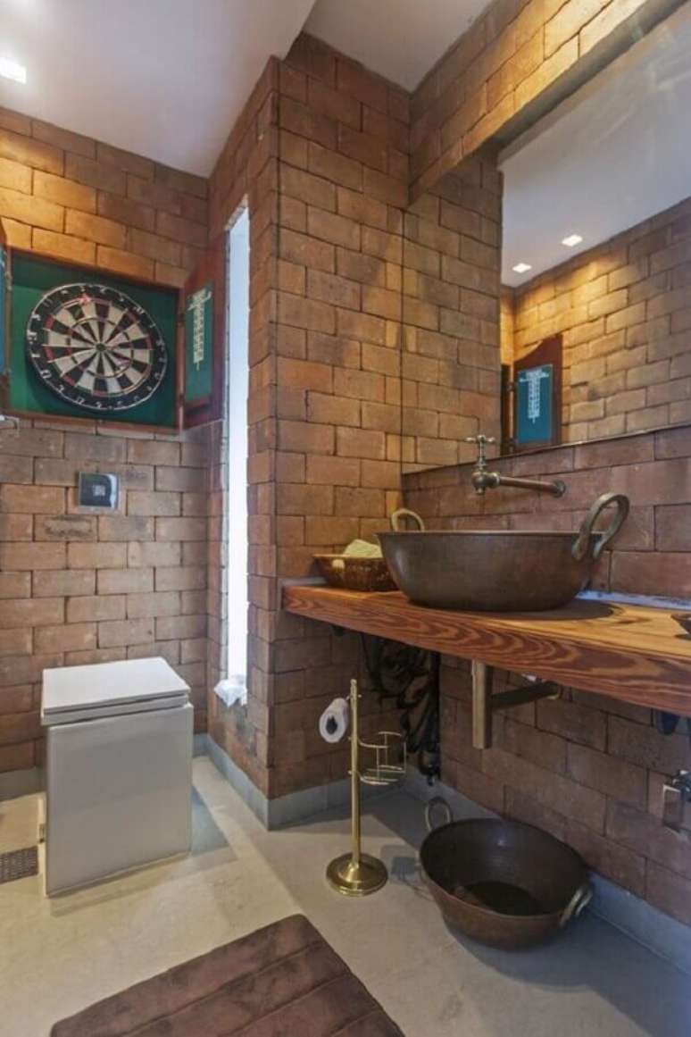 21. Banheiro rústico decorado com parede de tijolo à vista e cuba feita em tacho de cobre – Foto: Webcomunica