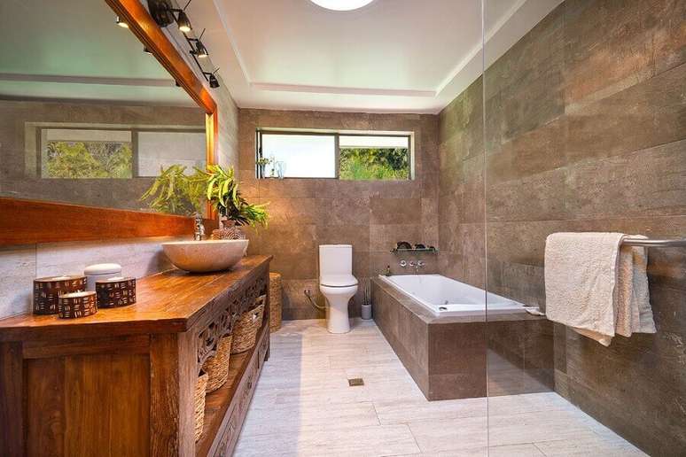 23. Decoração para banheiro rústico moderno com banheira e espelho de madeira – Foto: Architecture Art Designs