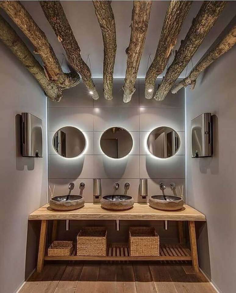 8. Decoração para banheiro rústico moderno com iluminação embutida em espelho redondo – Foto: Architecture Art Designs