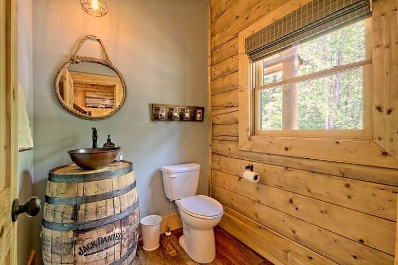 27. Banheiro rústico simples decorado com espelho redondo de corta e barril para apoiar a cuba – Foto: Architecture Art Designs