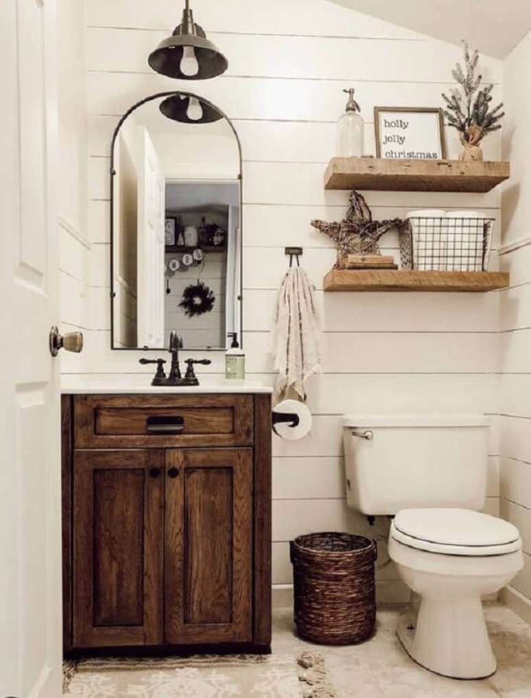 7. Ideia de decoração para banheiro rústico simples com prateleiras de madeira – Foto: Pinterest