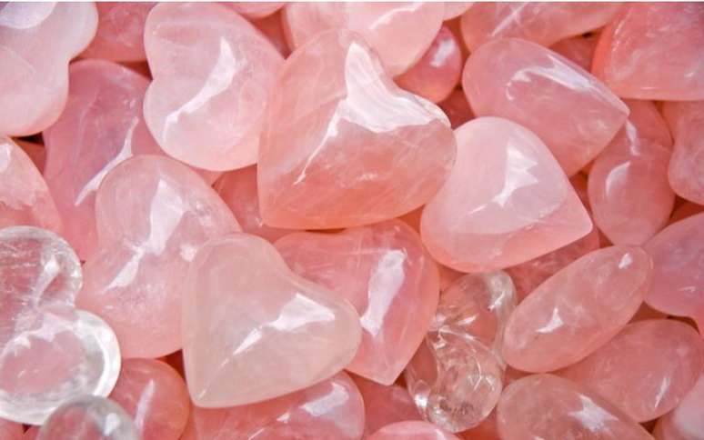 O Quartzo rosa é um dos cristais do amor mais famosos - Crédito: mahey/Shutterstock