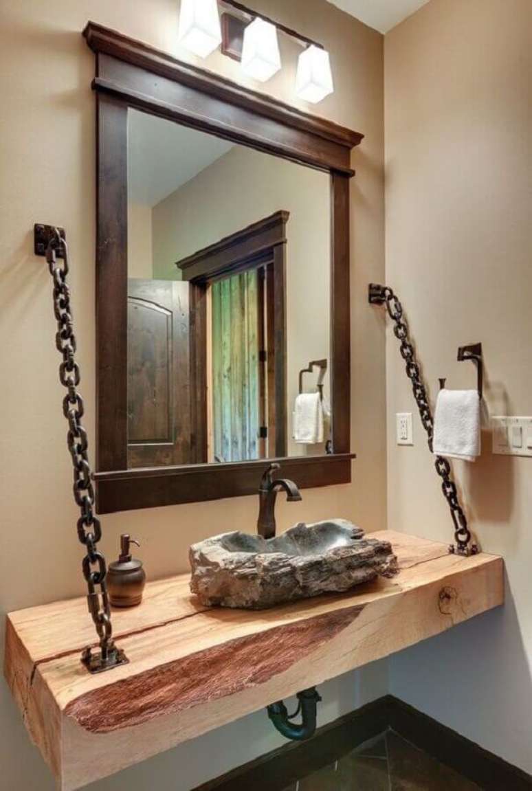 33. Cuba r&uacute;stica para banheiro com bancada de madeira suspensa por correntes &ndash; Foto: Pinterest