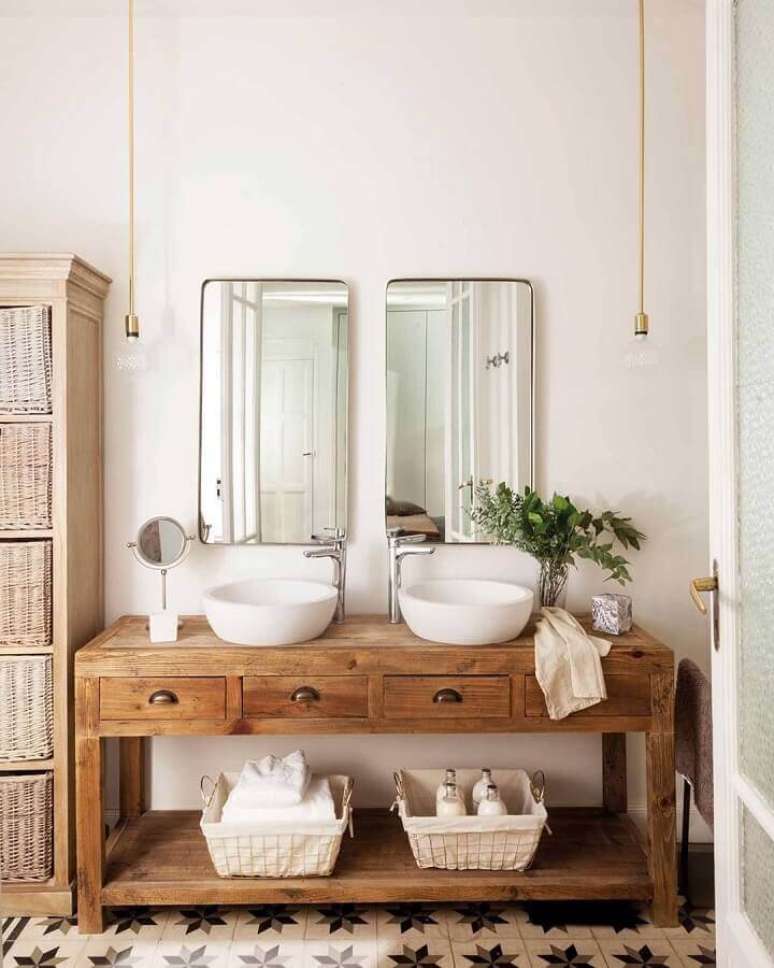 4. Modelo de m&oacute;vel para banheiro r&uacute;stico decorado com cubas redondas brancas &ndash; Foto: Cl&aacute;udia Lopes Pella