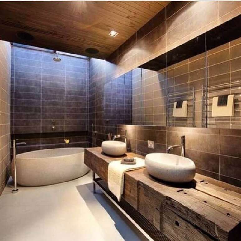 39. Decoração para banheiro rústico moderno com banheira – Foto: Mica Arquitetura