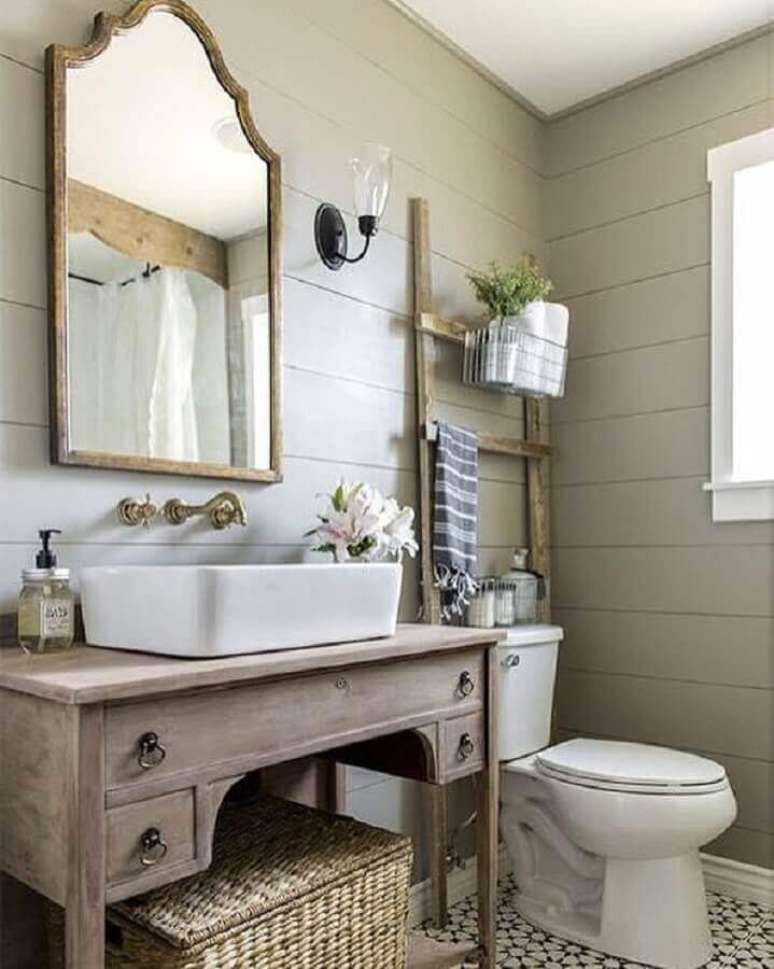 42. Decoração para banheiro rústico simples com espelho clássico – Foto: Dicas Decor