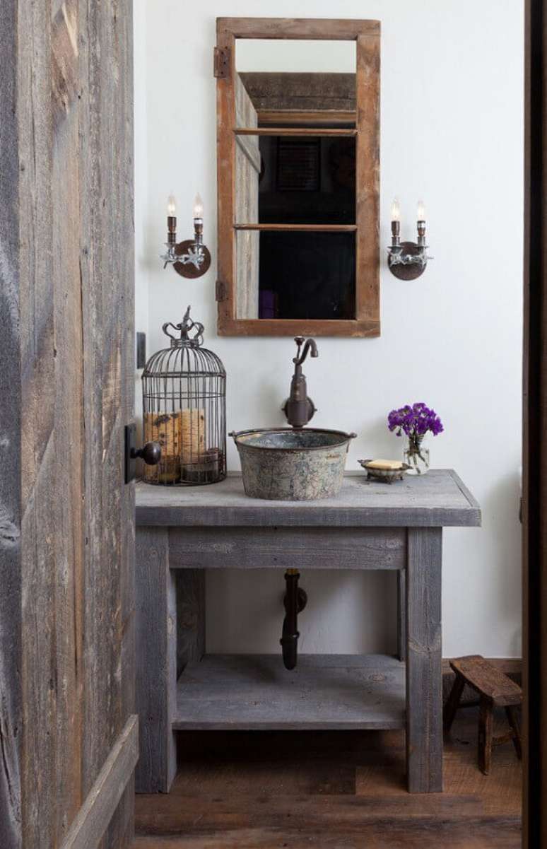 41. Decoração para banheiro rústico simples com gaiola sobre a bancada – Foto: Pinterest
