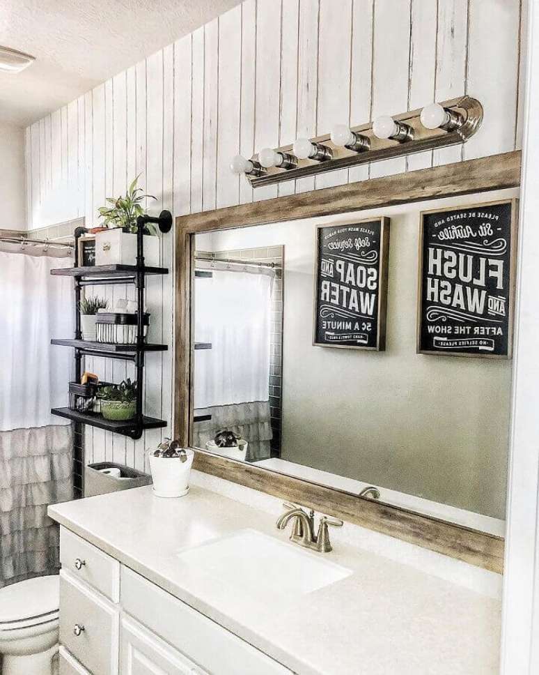45. Espelho rústico para banheiro decorado com prateleiras de ferro – Foto: DIY Home Decor