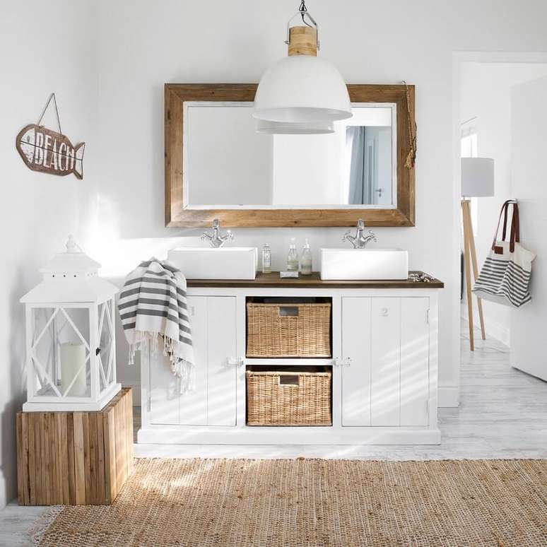 46. Espelho rústico para banheiro decorado todo branco com tapete sisal – Foto: Elle Decor